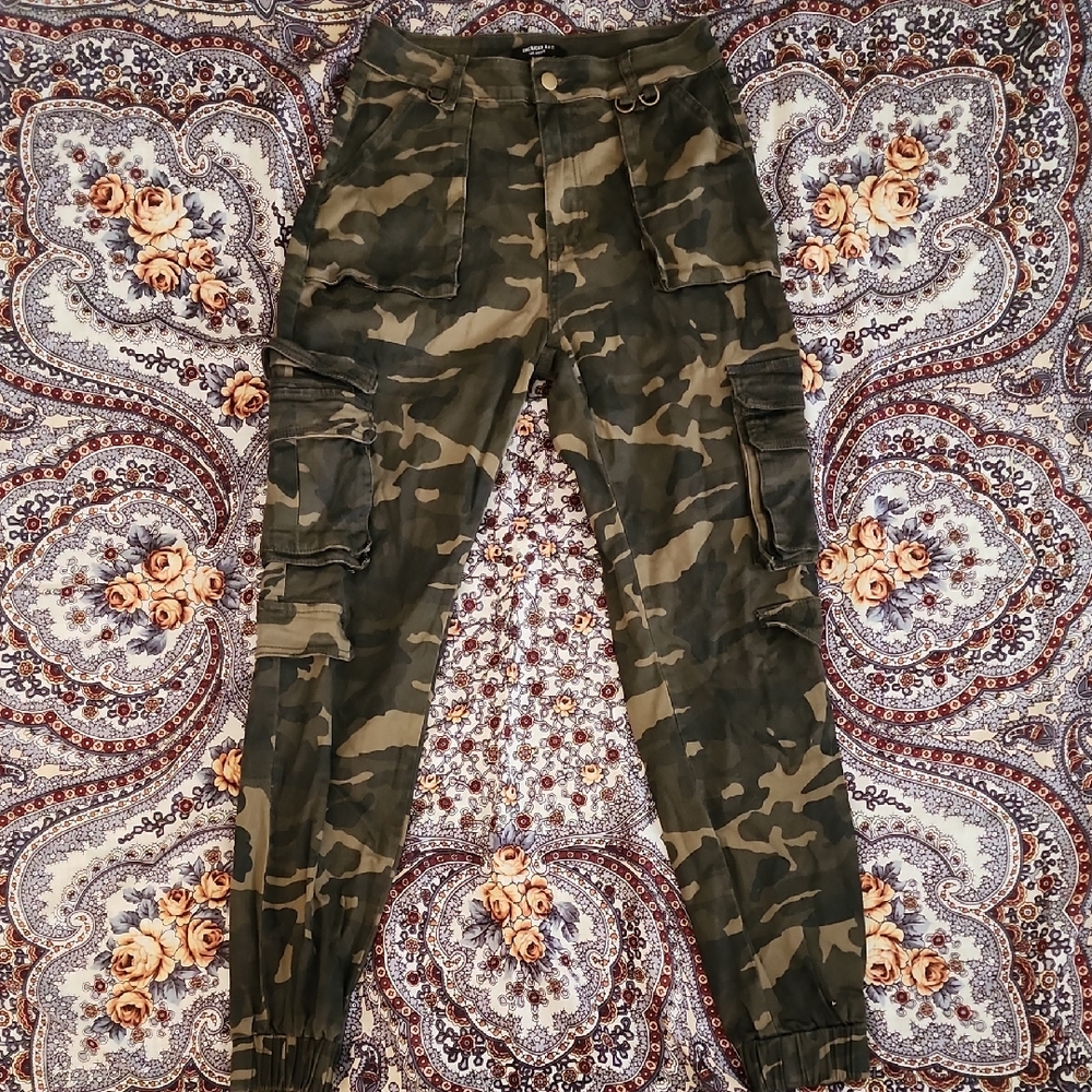Women's Camouflage Cargo Pants Joggers — Size Medium From Cider